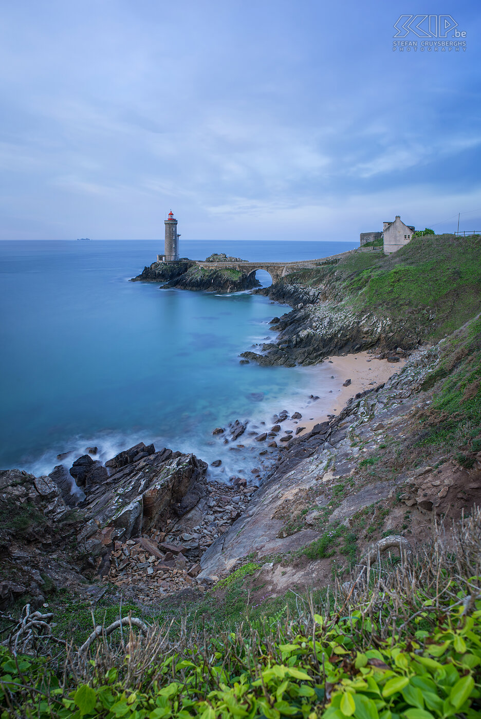 Plouzane - Phare du Petit Minou De Phare du Petit Minou is een prachtige vuurtoren met een stenen brug nabij Brest in de gemeente Plouzane in Bretagne. Het is gelegen nabij het Minou fort dat werd gebouwd in 1697 door Vauban. De vuurtoren werd ingeschakeld in 1848 en geautomatiseerd in 1989. Het licht is zichtbaar 35km afstand. Stefan Cruysberghs